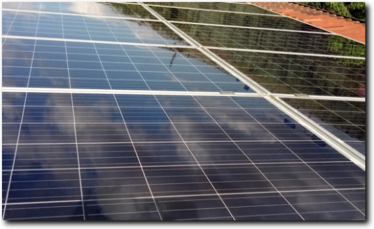 Pulizia pannelli solari Pannelli solari puliti producono fino al 40% di energia in più